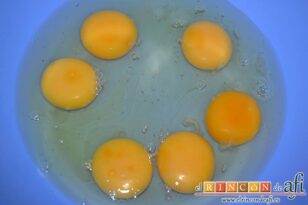 Tortilla Cepeda, poner los huevos en un bol