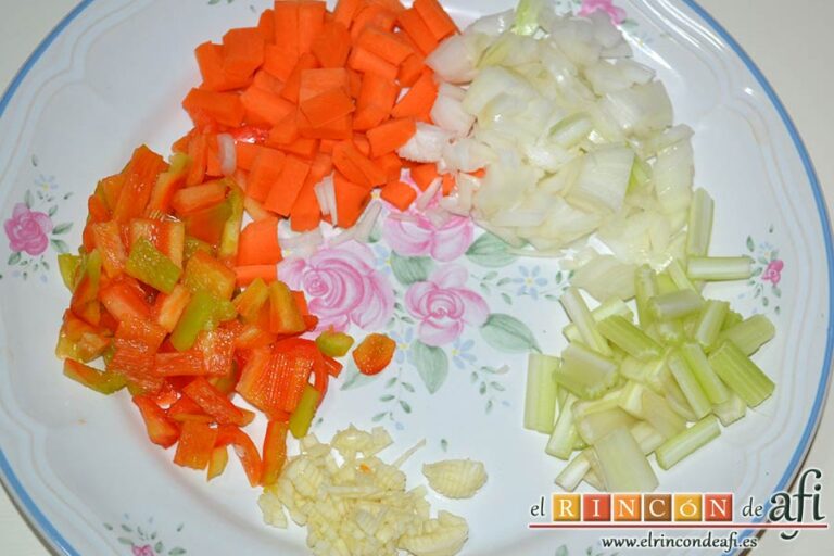 Arroz con pechuga de pollo, chorizo y verduras, trocear la verdura