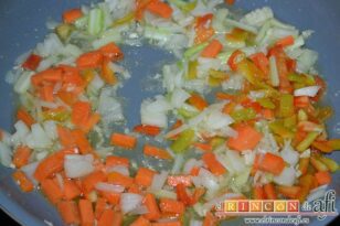 Arroz con pechuga de pollo, chorizo y verduras, pochar la verdura