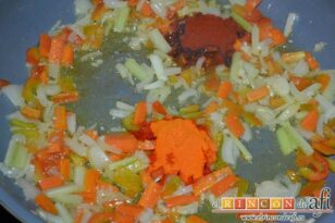 Arroz con pechuga de pollo, chorizo y verduras, añadir pimentón y colorante