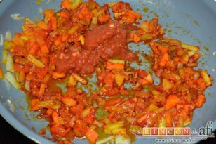 Arroz con pechuga de pollo, chorizo y verduras, remover bien y añadir la salsa de tomate