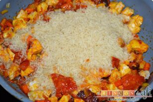 Arroz con pechuga de pollo, chorizo y verduras, remover y añadir el arroz