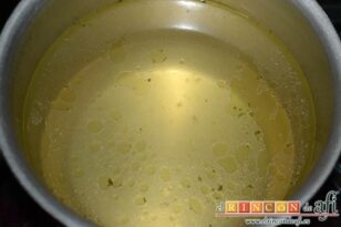 Arroz con pechuga de pollo, chorizo y verduras, medir el caldo y añadir