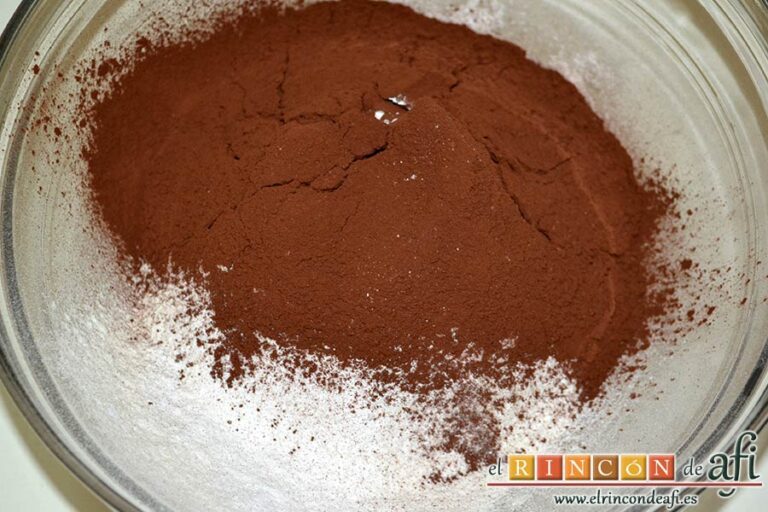 Galletas de chocolate, en otro bol tamizamos la harina, la levadura y el cacao en polvo