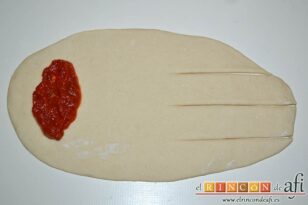 Panecillos con salchicha, poner en un extremo salsa de tomate y en el otro hacer unos cortes