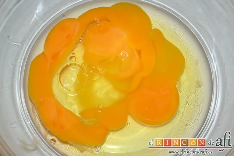 Pastel de verduras, poner los huevos en un bol