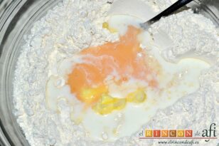 Nudos de ajo, verter la mantequilla en pomada, el huevo ligeramente batido y la leche