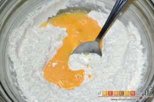 Palitos de queso Parmesano y pimentón, batir la yema y el huevo entero y añadirlo al bol