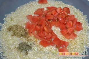 Risotto con guisantes y langostinos, añadir el tomate y las hierbas