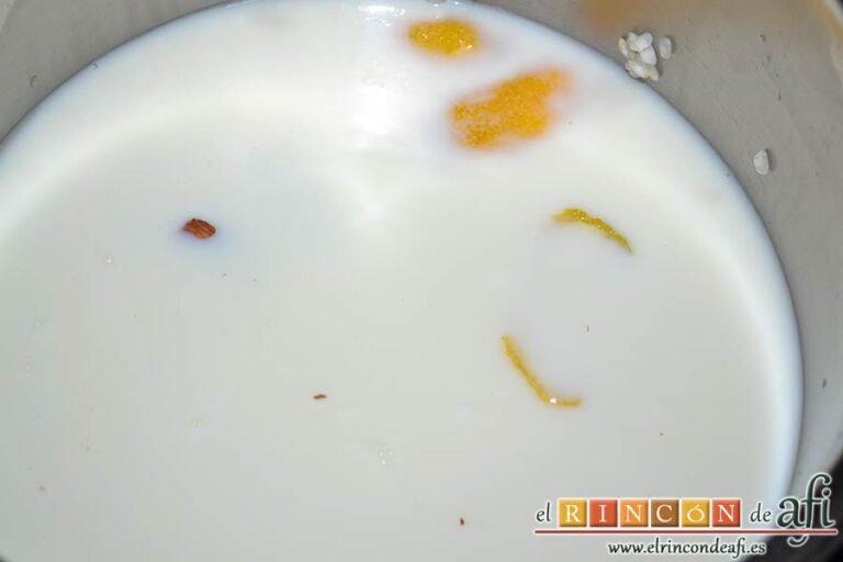 Tarta de arroz con leche o Rijstevlaai, poner en un caldero la leche, las cortezas de limón y la canela