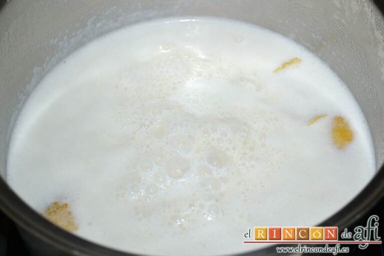Tarta de arroz con leche o Rijstevlaai, hervir y añadir el arroz