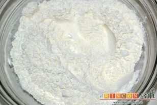 Tarta de arroz con leche o Rijstevlaai, poner en un bol en un bol la harina con la sal y el azúcar y mezclar