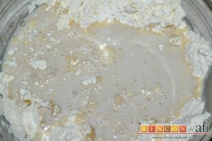 Tarta de arroz con leche o Rijstevlaai, verter sobre la harina