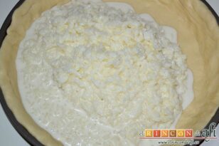 Tarta de arroz con leche o Rijstevlaai, verter el arroz sobre la masa