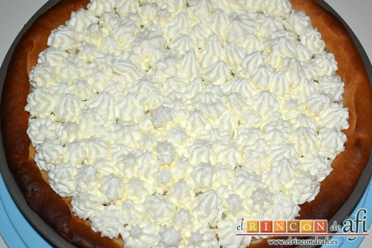 Tarta de arroz con leche o Rijstevlaai, decorar con nata montada