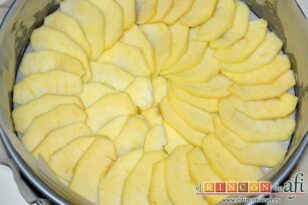 Tarta de manzana invertida, laminar las otras manzanas y disponerlas por un molde