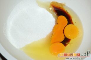 Tarta de manzana invertida, poner en un bol los huevos, el azúcar y la vainilla