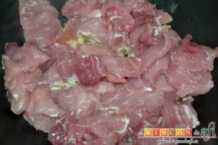 Filetes de cerdo con verduras al wok, trocear los filetes y añadirlos al wok con aceite