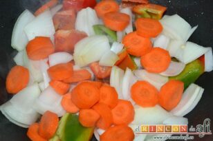Filetes de cerdo con verduras al wok, añadir más aceite al wok y volcar las verduras