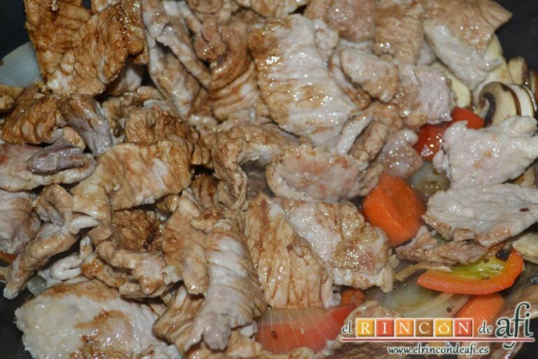 Filetes de cerdo con verduras al wok, añadir salsa agripicante y la carne