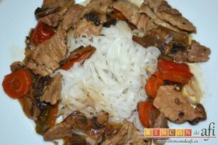 Filetes de cerdo con verduras al wok, sugerencia de presentación