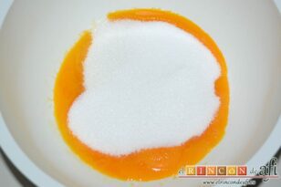 Magdalenas de Estepa, añadir la mitad del azúcar blanquillo