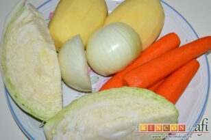 Sopa de col, zanahoria y pollo, pelar y cortar las verduras