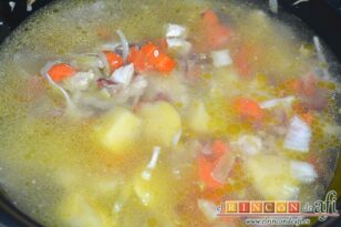 Sopa de col, zanahoria y pollo, cubrir con agua