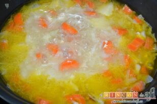 Sopa de col, zanahoria y pollo, cocinar hasta que estén las verduras cocidas