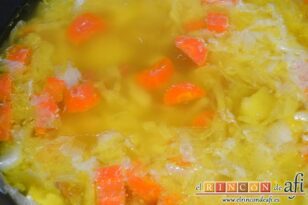 Sopa de col, zanahoria y pollo, retirar del fuego