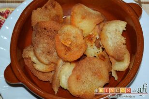 Sopas de ajo de Senegüé y Sorripas, poner una cama de pan con fritura en una cazuela individual