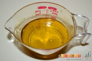 Coca de llanda de naranja, preparar el aceite de oliva