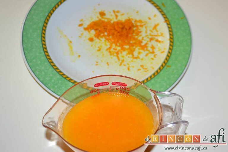 Coca de llanda de naranja, preparar el zumo y la ralladura de naranja