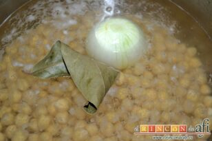 Garbanzos con langostinos, poner a calentar agua en una olla y añadir los garbanzos, el laurel y la cebolla