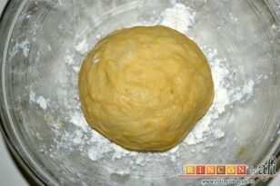 Pan de cebolla, mezclar y dejar reposar