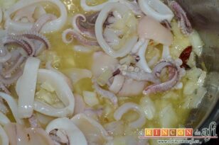 Pasta con berenjenas, tomates cherry y calamares, añadir los calamares y rejos troceados