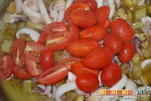 Pasta con berenjenas, tomates cherry y calamares, añadir la berenjena y los cherry troceados y pelados