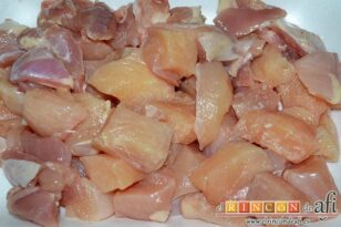 Wok de pollo y verduras al dente, cortar el pollo en trozos de bocado