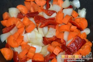 Wok de pollo y verduras al dente, en el mismo aceite incorporar la cebolla y los pimientos en cuadrados y las zanahorias peladas en medias lunas