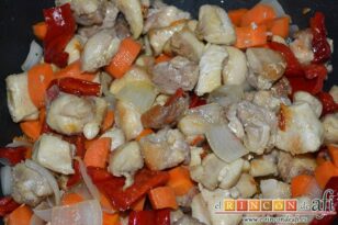 Wok de pollo y verduras al dente, reintegrar el pollo