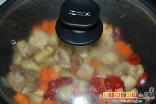 Wok de pollo y verduras al dente, retirar del fuego y tapar