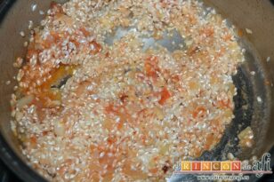 Arroz caldoso de mero y salmón, añadir el arroz de risotto