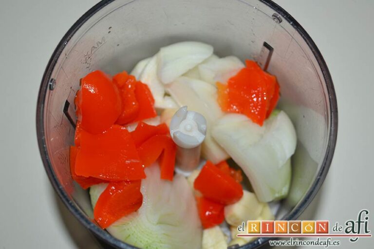 Arroz de butifarra, poner en un vaso picador las cebollas, los pimientos y los ajos