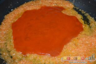 Arroz de butifarra, añadir el tomate frito