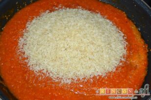 Arroz de butifarra, añadir el arroz
