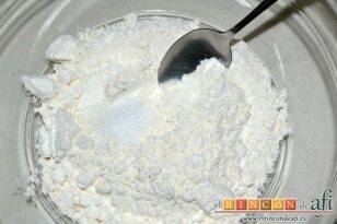 Blinis, en un bol grande colocamos la harina, el azúcar y la sal