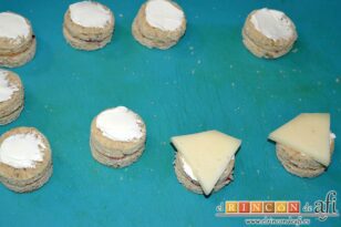 Montaditos de queso, mermelada y nueces, poner queso crema encima del segundo disco para que el queso quede pegado