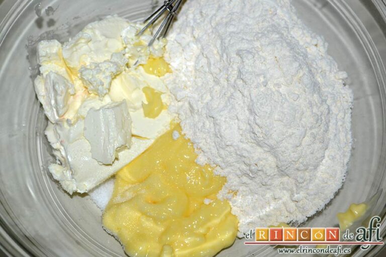 Palitos de queso crema, ponemos, en un bol, la mantequilla derretida, el queso crema a temperatura ambiente, la sal y la harina