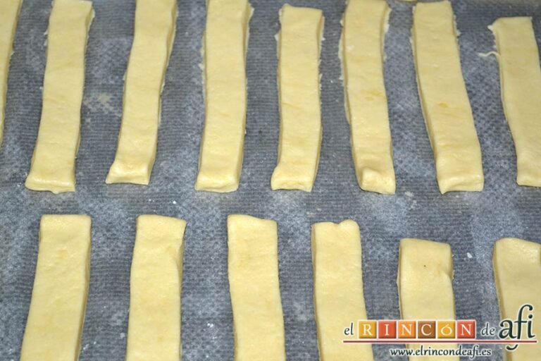 Palitos de queso crema, formar palitos y disponerlos sobre bandeja de horno
