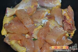 Pollo con tomate y papas fritas, incorporar al caldero y salpimentar